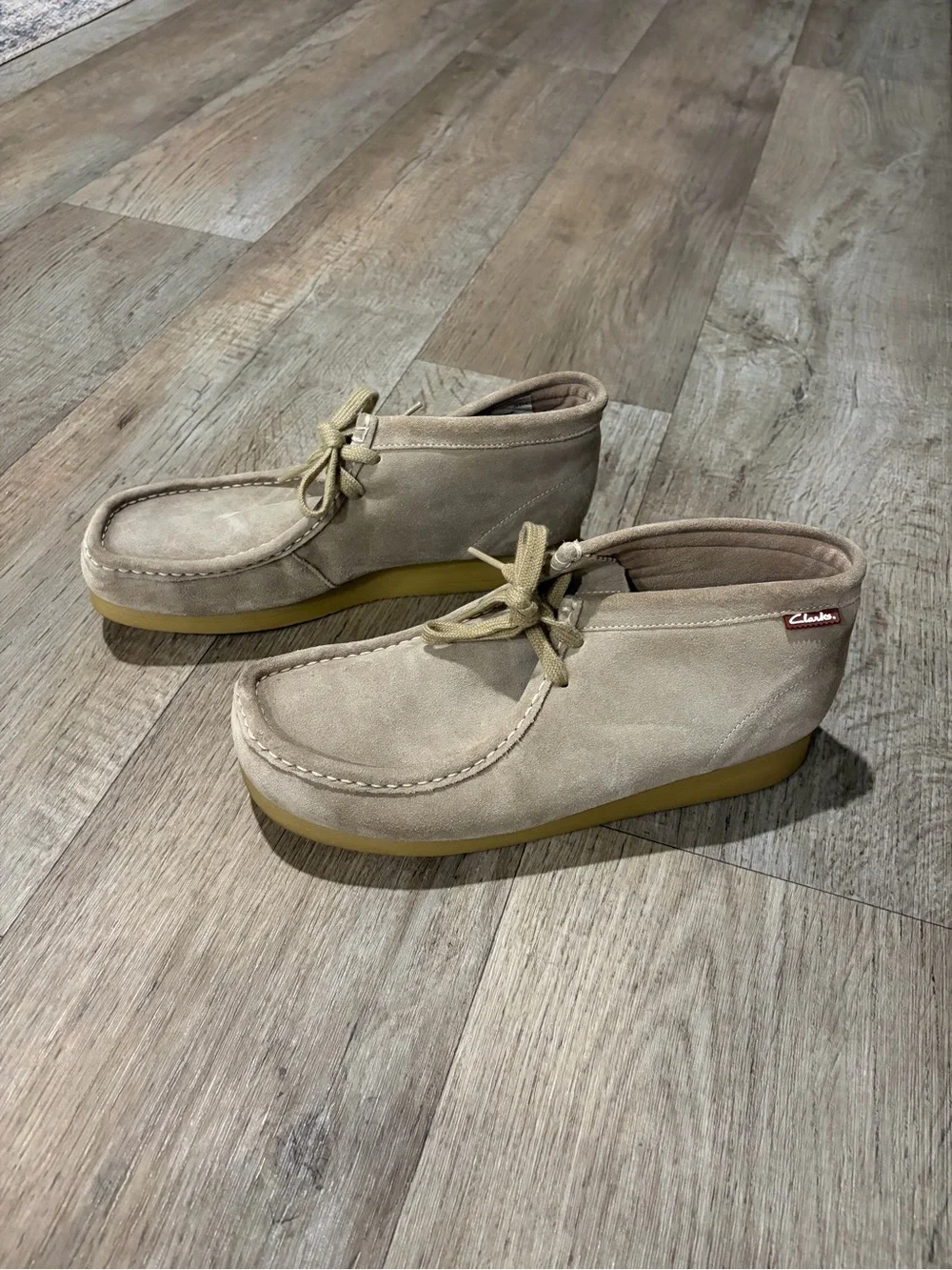 Men’s Clarks Wallabees Beige Slip-on Suede Ankle Boots. Size 9.5